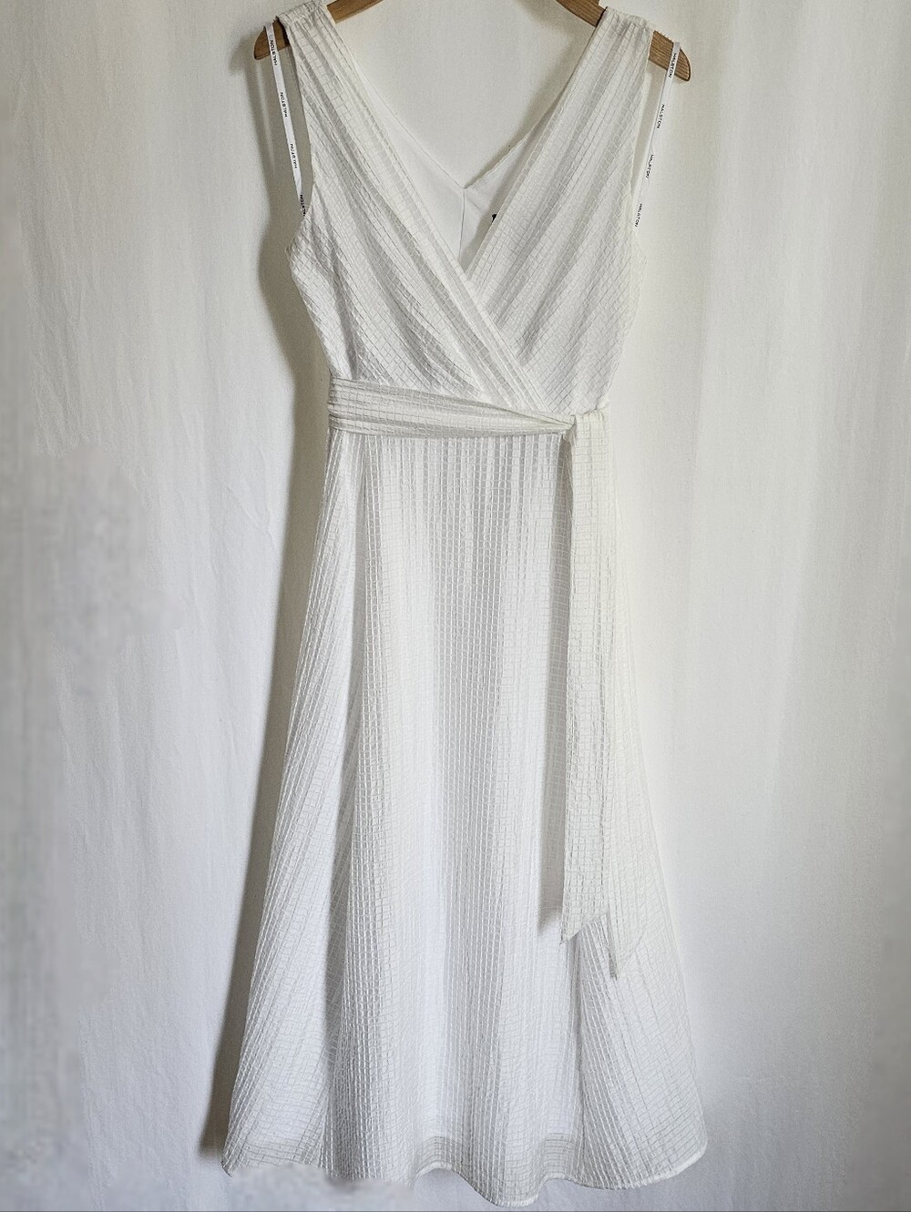 Halston White Sleeveless Seersucker Belted Flare Midi Dress - Picture 5 of 16